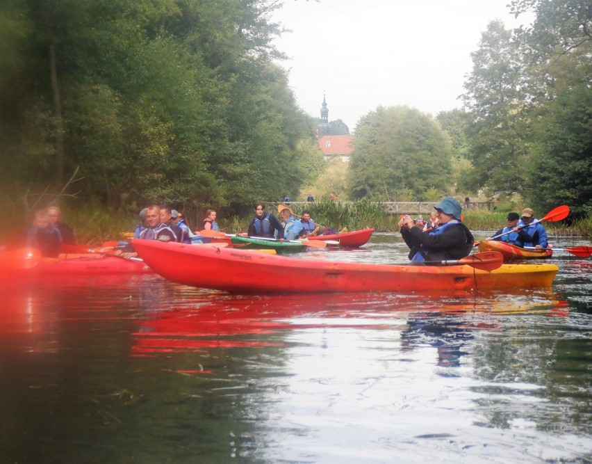 Kajakarze już na wodzie. Można ruszać w kierunku bydgoskiej...