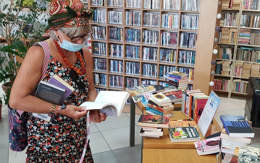 W inowrocławskiej bibliotece uwalniano książki. Każdy mógł wziąć za darmo interesującą go książkę