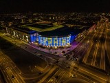 Galeria Echo w Kielcach w niebiesko-żółtych barwach narodowych Ukrainy. Piękny gest solidarności. Zobaczcie zdjęcia z drona