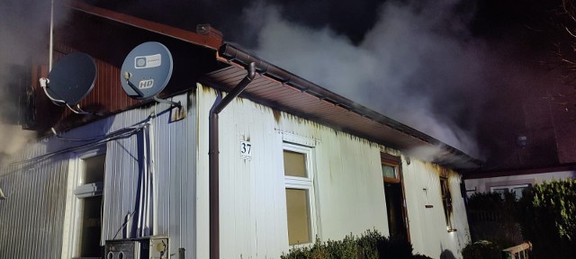 Dwoje nieprzytomnych dzieci ewakuowali strażacy z płonącego domu jednorodzinnego we Włoszczowie. Niestety zmarły w szpitalu.
