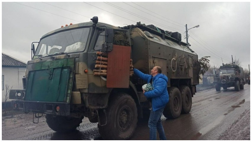 Ukraińcy śmieją się z rosyjskich wojsk [GALERIA ZDJĘĆ]. Hitem jest dodatkowe opancerzenie... z drewna