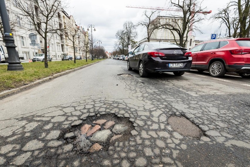 Łatanie dziur już się zaczęło. Na zdjęciu - Al. Mickiewicza