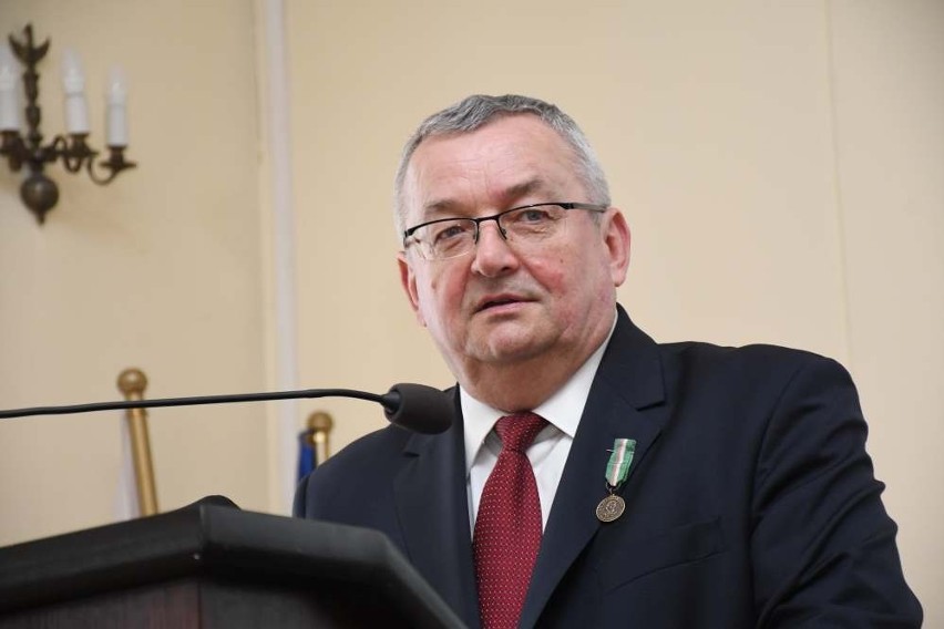 Minister Andrzej Adamczyk odebrał odznaczenie podczas sesji...