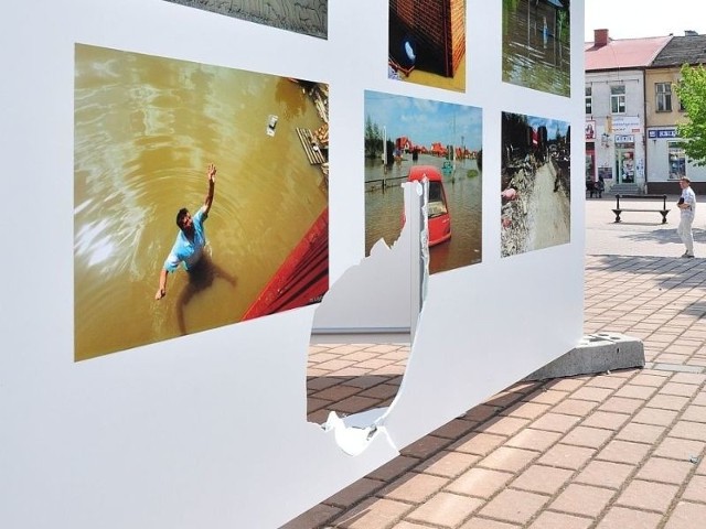Jeden z fotogramów ekspozycji "Powódź 2010 w obiektywach Wacława Pintala i Bogdana Myśliwca&#8221; został zniszczony.