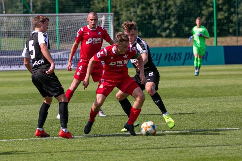 Paweł Koncewicz-Żyłka (z tyłu, z numerem 4) w meczu CLJ U-18...