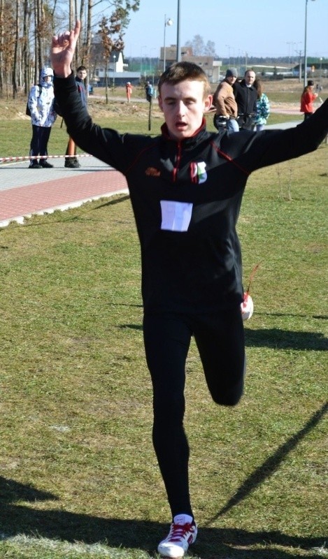 Kamil Bielawski ze Strawczyna zajął pierwsze miejsce w mistrzostwach województwa w biegach przełajowych w kategorii młodzików. 
