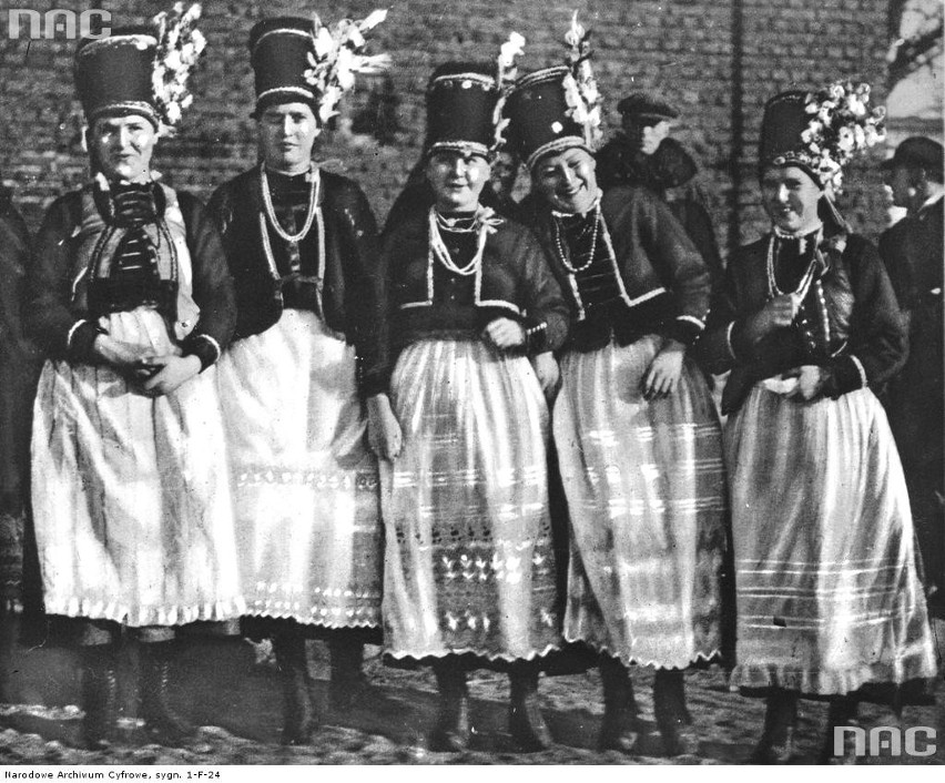 Grupa kobiet w strojach ludowych. Zdjęcie z 1933 roku....