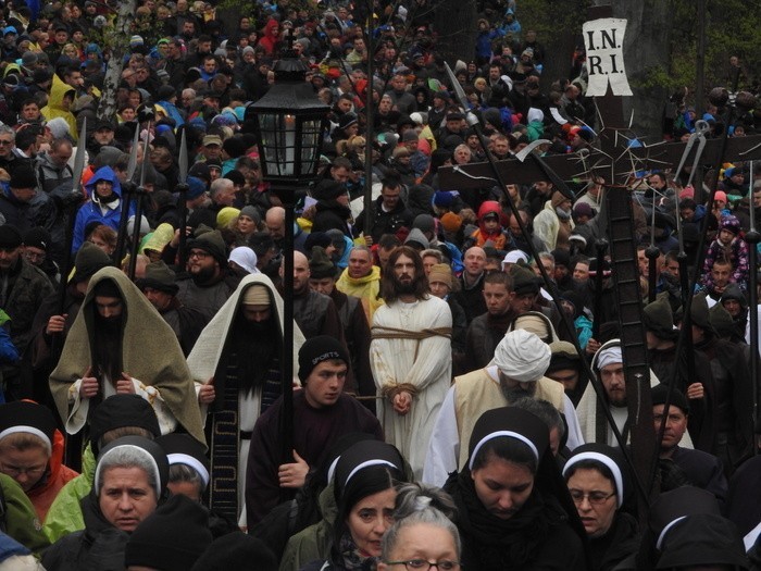 Kalwaria Zebrzydowska. Tysiące wiernich na drodze krzyżowej 