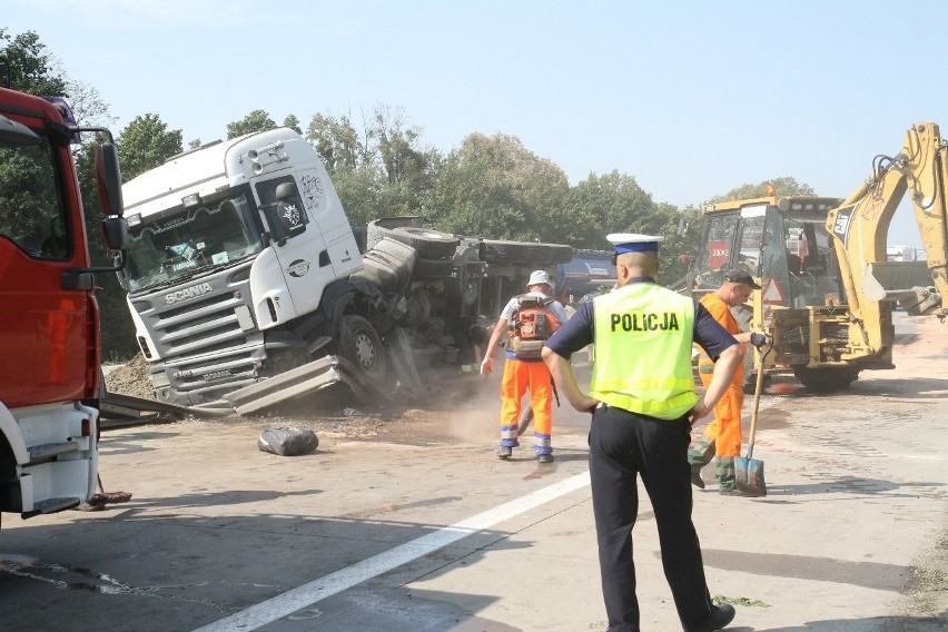 Wypadek na A4: Ciężarówka przebiła barierki i leży w poprzek drogi. Kruszywo i olej napędowy na jezdni [ZDJĘCIA]