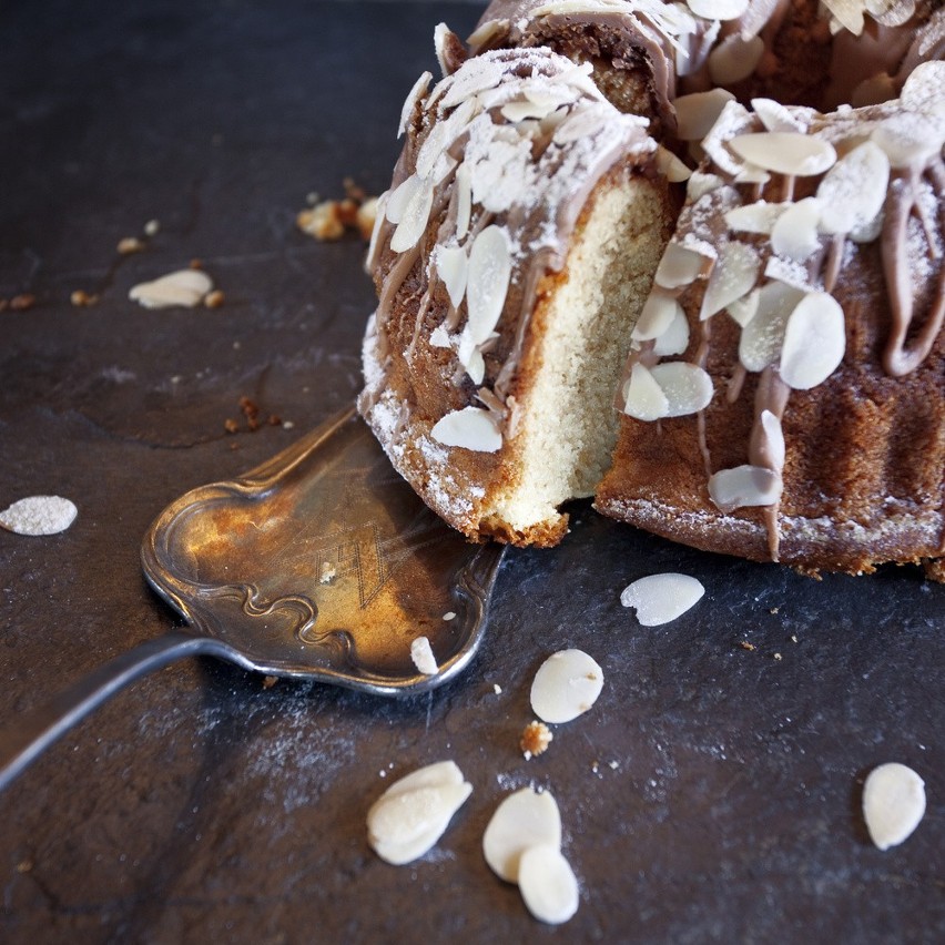 Babka wielkanocna. 3 przepisy na wielkanocną babę: baba drożdżowa, baba piaskowa i dwukolorowa baba z orzechami [PRZEPISY]