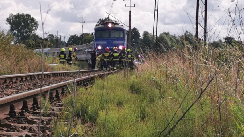 Wypadek na przejeździe kolejowym w Miłogoszczy. Auto...