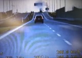 Pirat drogowy na s61. Kierowca BMW pędził ekspresówką ponad 200 km/h. Słono zapłacił za brawurę [wideo]