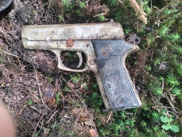 Pistolet znaleziony przez grzybiarza w gminie Bliżyn