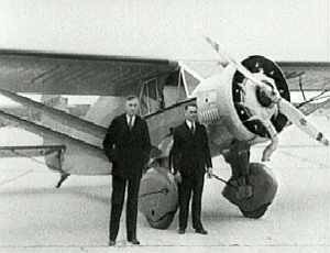 Stasys Girenas i Stepas Darius przed swoim samolotem w Nowym Jorku.
