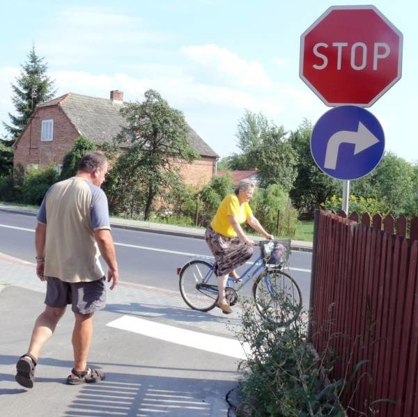 Nakaz skrętu z podporządkowanej drogi na drogę krajową utrudnia tylko życie mieszkańcom. Po prawej stronie na drodze gminnej widać, ze świeżo ułożony asfalt już się kruszy.