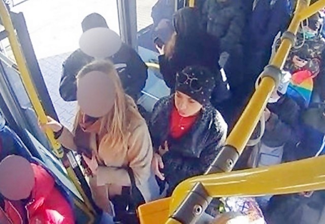 Policja publikuje wizerunek sprawczyni, który zarejestrowały kamery monitoringu wewnętrznego autobusu MZK linii nr 50, licząc na pomoc w ustaleniu jej tożsamości.