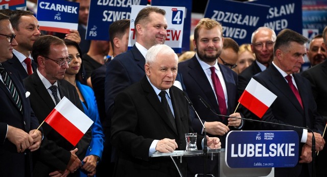 Michał Moskal (po prawej za Jarosławem Kaczyńskim) w rozmowie z i.pl ocenił, że „nie nadrobi się Polski w sercu naklejką na koszuli”.