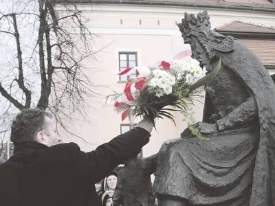 Dyrektor niepołomickiej szkoły Wiesław Bobowski przekazuje władcy kwiaty Fot. Jolanta Białek