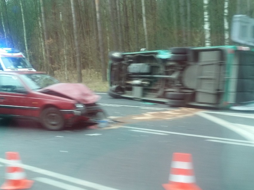 Wypadek busa pod Przybiernowem. Droga zablokowana