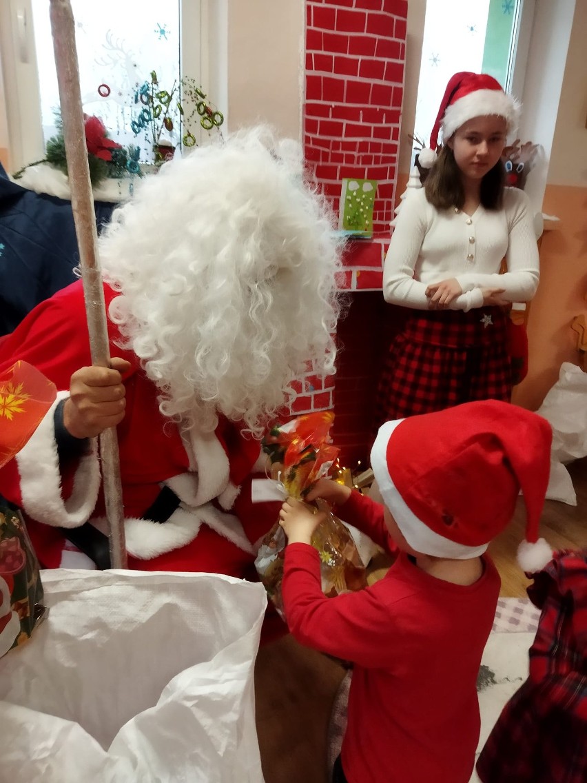 Mikołaj przyjechał do Punktu Przedszkolnego w Bilczy. Maluszki przygotowały dla gościa piękny program artystyczny. Zobaczcie zdjęcia