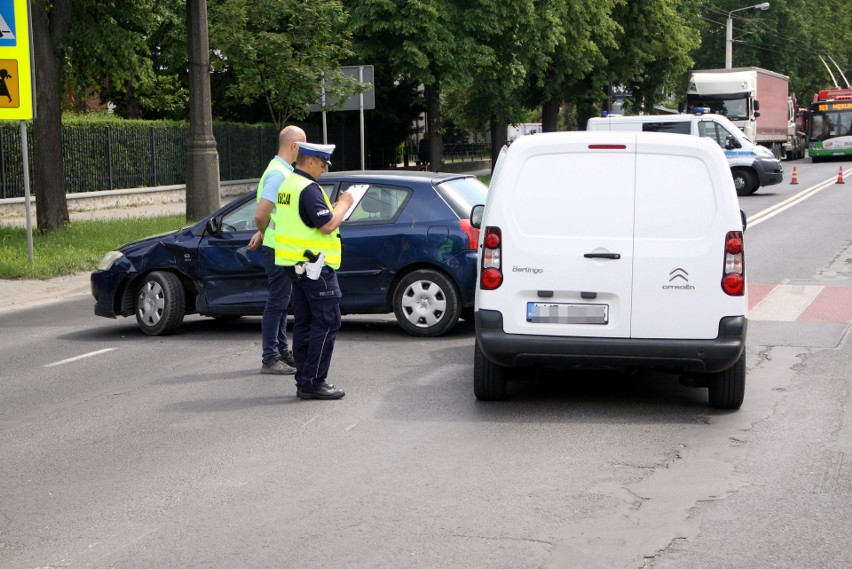 Wypadek na ulicy Kunickiego. Tworzą się potężne korki (ZDJĘCIA)