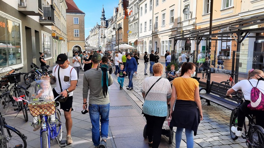 Centrum Opola odżyło. Tłumy ludzi na pl. Wolności, rynku i...