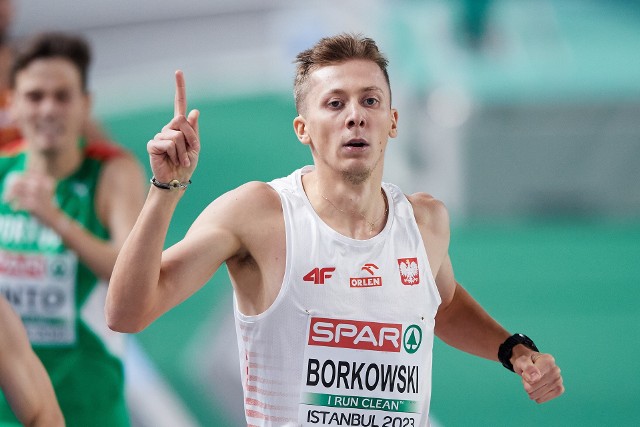 Młodzieżowy mistrz Europy z 2019 roku i halowy wicemistrz Europy z 2021 roku - Mateusz Borkowski pewnie awansował w Stambule do półfinału rywalizacji 800-metrowców