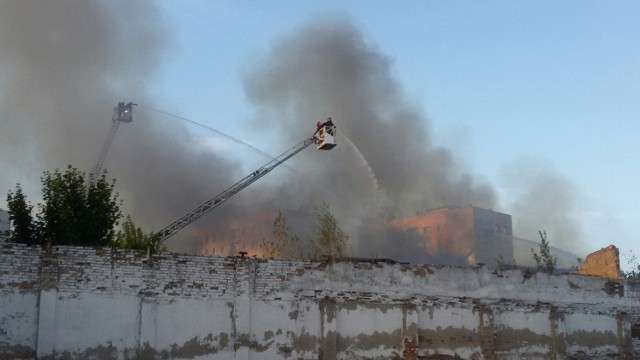 Pożar starej rzeźni w Chorzowie. Zobacz wideo