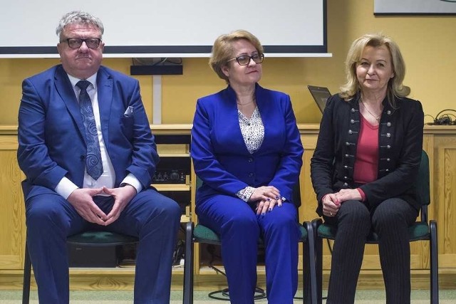 Absolwenci Budowlanki:od lewej- Grzegorz Adamus, Ewa Skiba i Jolanta Skoczylas, dziś jej dyrektor, wspominali naukę.