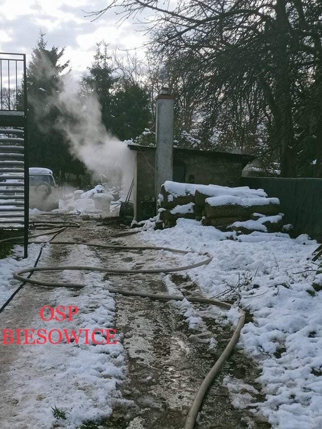 Dwa zastępy OSP walczyły w poniedziałek z pożarek szopy w Osowie gmina Kępice.