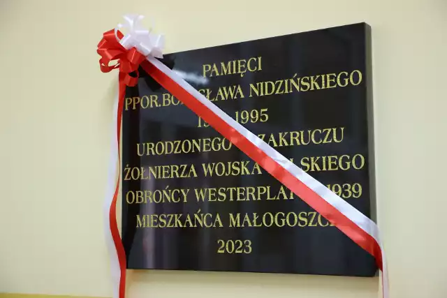 Odsłonięto tablicę upamiętniającą Bolesława Nidzińskiego, obrońcę Westerplatte pochodzącego z gminy Małogoszcz. Zobacz przebieg uroczystości na kolejnych slajdach