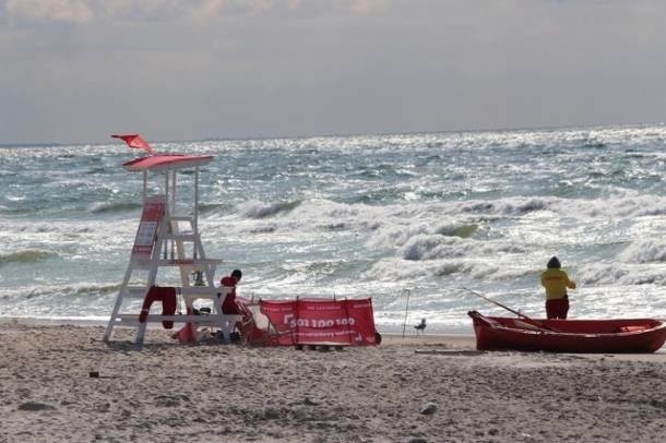 Darłowo. Tragedia na plaży. Morze porwało troje dzieci....