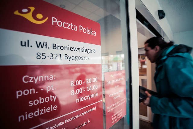 Poczta na ulicy Broniewskiego na Błoniu to jedna z najnowocześniejszych placówek w Bydgoszczy. Klienci skarżą się jednak na długie kolejki.
