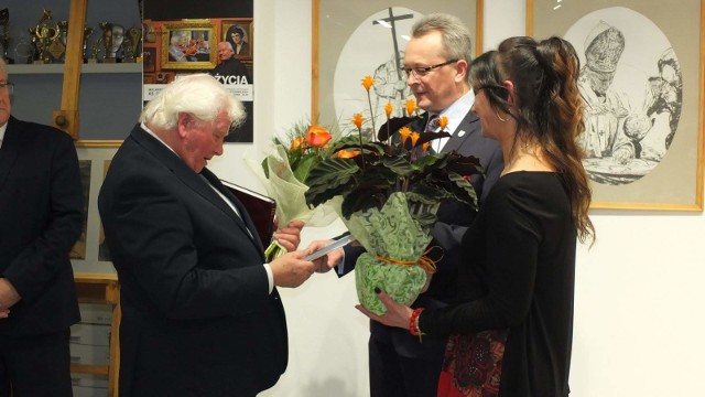 Księdza Stanisława Drąga powitali podczas wernisażu burmistrz Arkadiusz Sulima i Anna Wieczerzyńska, dyrektor domu kultury.