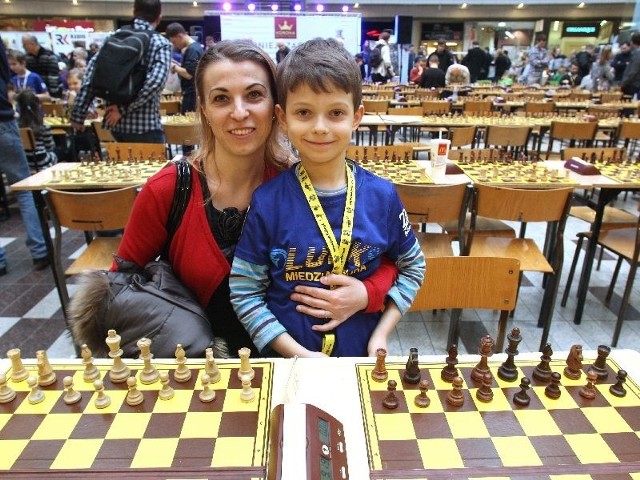 Damian Jarubas z mamą Mariolą podczas turnieju w Galerii Korona w Kielcach.