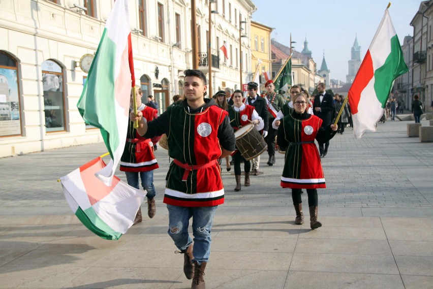 Uczniowie III LO zaśpiewali hymn pod pomnikiem Unii Lubelskiej (ZDJĘCIA)