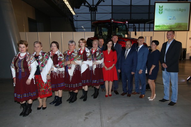 Koło Gospodyń Wiejskich Roku 2019 Widełczanki, Grzegorz i Teresa Wójciccy, właściciele  Gospodarstwa Agroturystycznego Roku 2019  „Jesionowy Dworek”, Sołtys Roku 2019 Ryszard Znój,  Rolnik Roku 2019 Bogusław Kornalski z narzeczoną Mariolą oraz Paweł Bartosiński, sołtys Huciska, czyli Sołectwa Roku 2019.