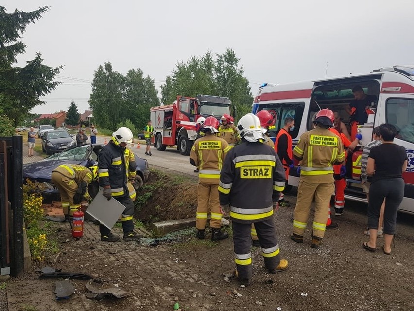 Wypadek w Sokolnikach. Samochód uderzył w drogowy przepust, trzy osoby poszkodowane. Na miejscu pracują służby