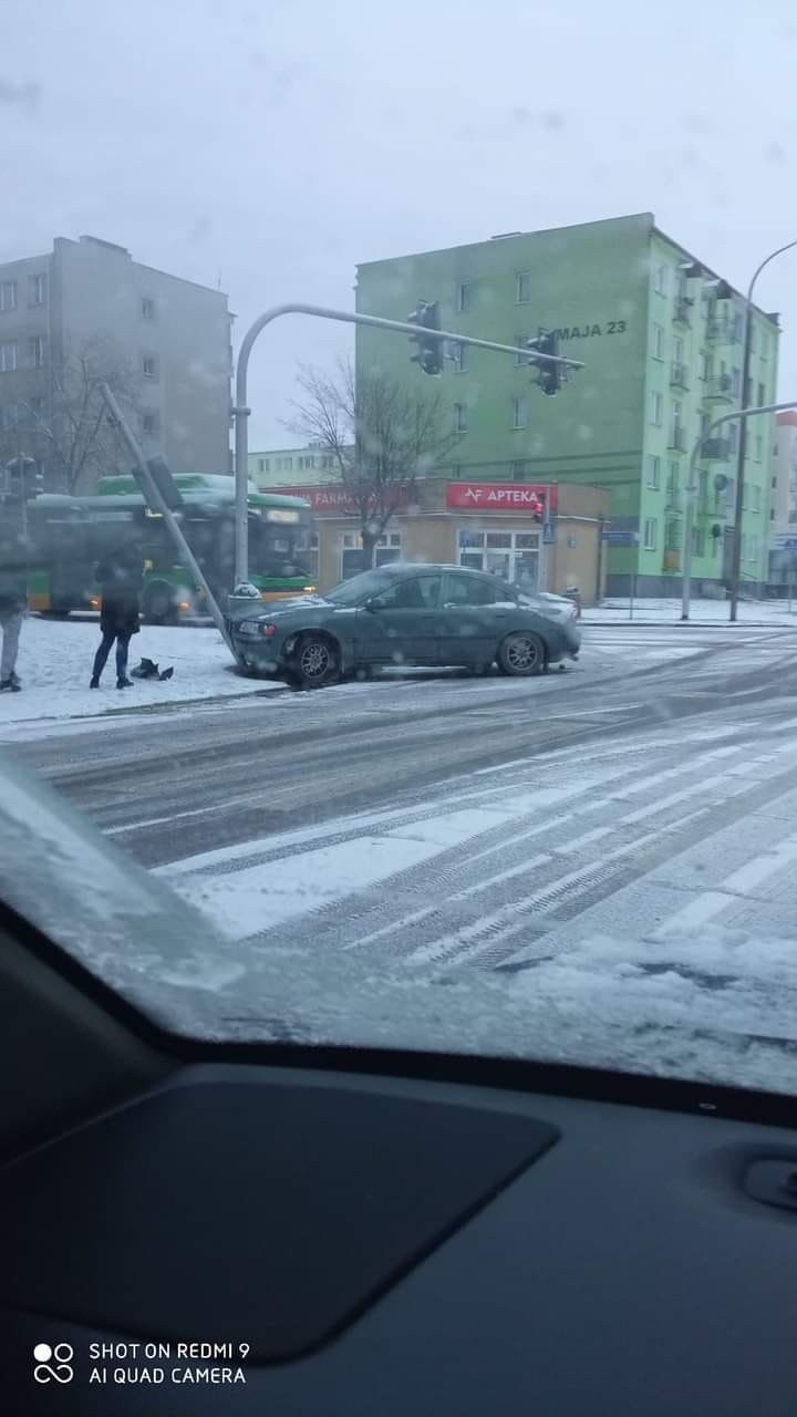 Śnieg w Białymstoku i województwie podlaskim. Zima dotarła do regionu i zaskoczyła kierowców. Dochodzi do groźnych wypadków [ZDJĘCIA]