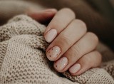Dots nails, czyli paznokcie w kropki. Delikatny manicure, który wykonasz samodzielnie w domu. Zobacz najpiękniejsze inspiracje na jesień