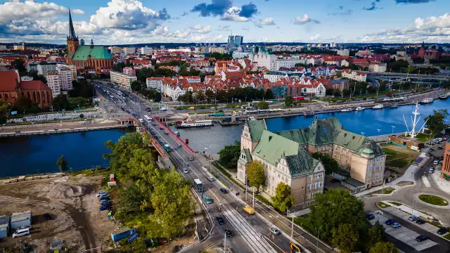 W porównaniu z ostatnim badaniem z 2011 liczba ludności naszego kraju zmniejszyła się o 1,2 procent, czyli o 476 tysięcy. W miastach zamieszkuje 59,8 procent, na wsiach - 40,2 procent osób. Najwięcej osób zamieszkiwało województwo mazowieckie - 5 milionów 514 tysięcy osób, czyli 14,5 procent ludności całego kraju. Na drugim miejscu jest województwo śląskie.Z kolei w województwie zachodniopomorskim mieszka obecnie ponad 1,67 mln mieszkańców. Na tle kraju daje nam to 11 miejsce. W samym Szczecinie mieszka teraz 396 168 mieszkańców, a to jest o 3,4 proc. mniej niż w 2011 roku. Jeśli jednak w całym kraju wzrosła liczba mieszkańców wsi, w naszym województwie liczba ludności na wsi zmalała w stosunku do 2011 roku. Zgodnie z danymi GUS w 19 gminach województwa zachodniopomorskiego liczba ta zmalała o więcej niż 10 proc. Jednocześnie w 4 gminach przyrost ludności jest większy niż 10 proc. 