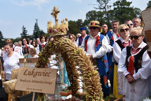 Wieńce dożynkowe wyglądają jak dzieła sztuki 2018: Tradycyjnie podczas Dożynek Jasnogórskich można zobaczyć piękne wieńce dożynkowe, przywiezione z całej Polski.