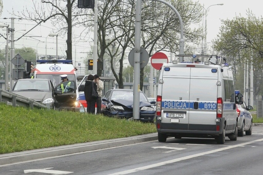 Wrocław: Wypadek na Lotniczej. Dwie osoby w szpitalu (ZDJĘCIA)