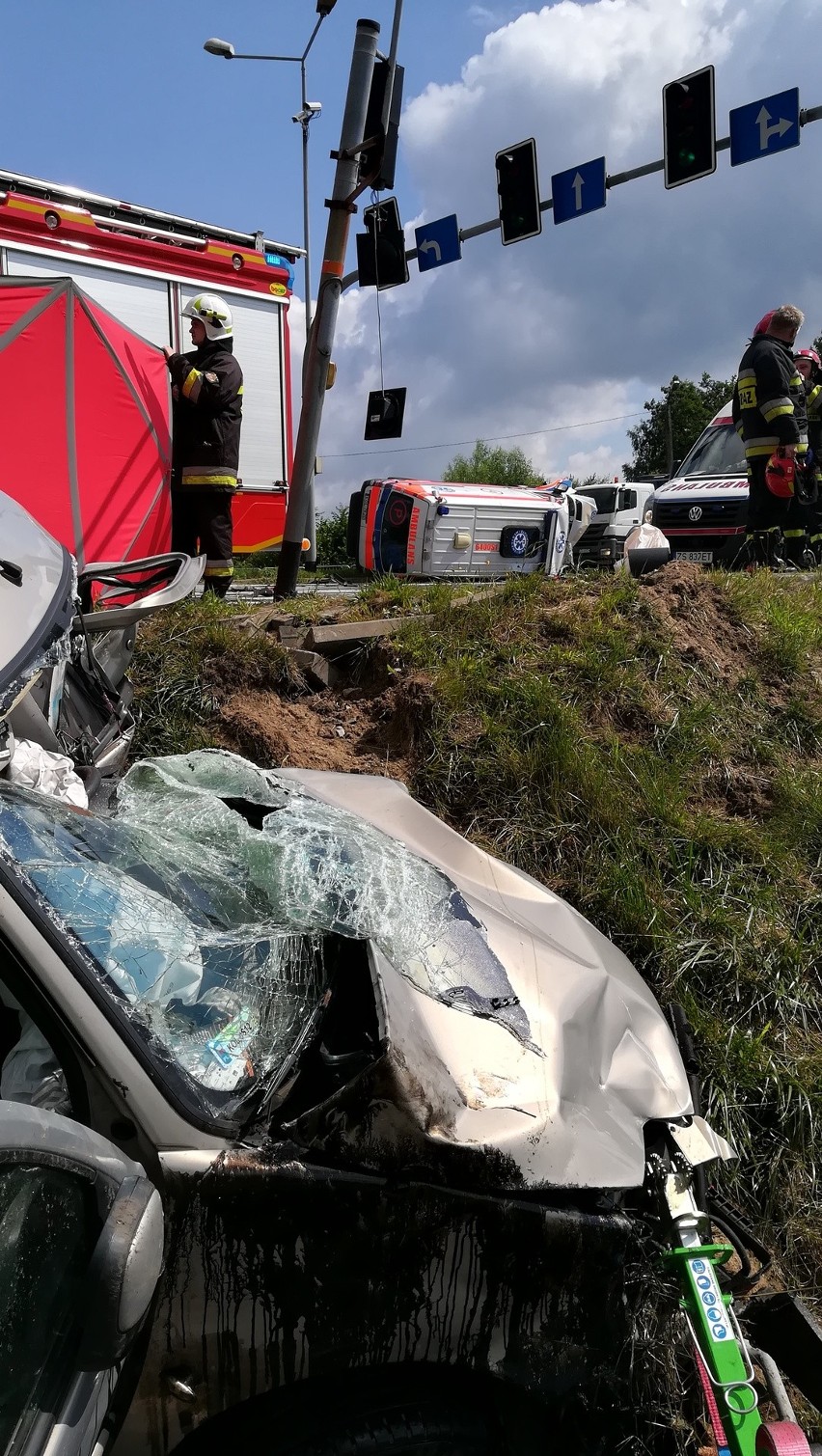 Wypadek w Bolesławiu. Auto zderzyło się z karetką, jedna osoba nie żyje [ZDJĘCIA]