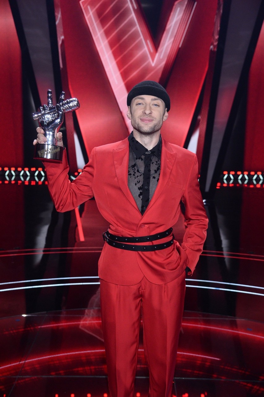 „The Voice of Poland”. Dominik Dudek wygrał 13 edycję! Jest drugą osobą z drużyny Tomsona i Barona, która zwyciężyła w programie