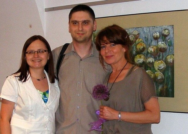 Maryla Babulewicz (z prawej) wraz z przyjaciółmi z bielskiego muzeum na wernisażu jej "Kwiatów w pastelach".