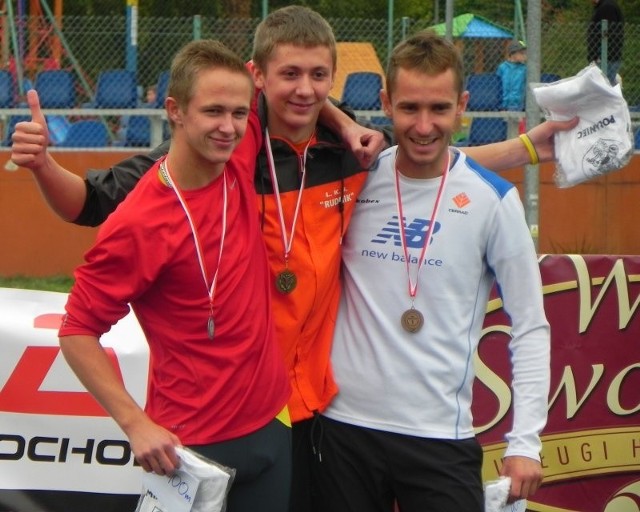 Mateusz Borkowski (w środku) z Rudnika na mityngu w Połańcu wygrał biegi na 400 i 1000 metrów. Z lewej Paweł Switek z Połańca, z prawej Wojciech Jarosz ze Starachowic. 