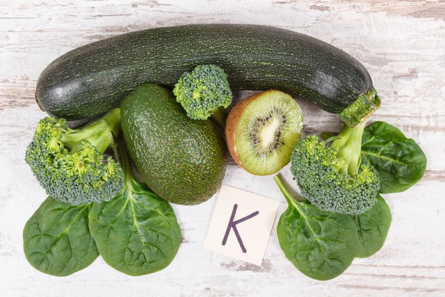 Głównym źródłem witaminy K1 w diecie są zielone warzywa liściaste m.in. sałaty, jarmuż, szpinak, natka pietruszki, boćwina (60-365 µg / 100 g) oraz inne ciemnozielone warzywa kapustne: brokuły, kalarepa, szparagi, kapusta, brukselka (80-585 µg / 100 g).