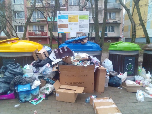Przepełnione śmietniki można było zobaczyć w ostatnich dniach m.in. koło bloków przy ul. Adwentowicza