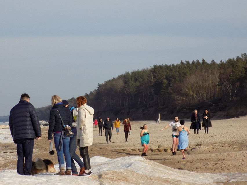 Tłumy przyjezdnych na plaży w Dziwnówku. Zobacz zdjęcia!